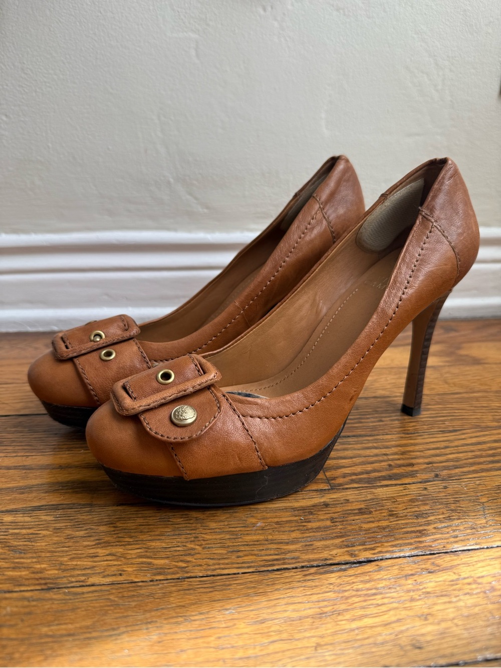 Vince Camuto Cognac Leather Buckle Platform Pumps Y2K Size 9